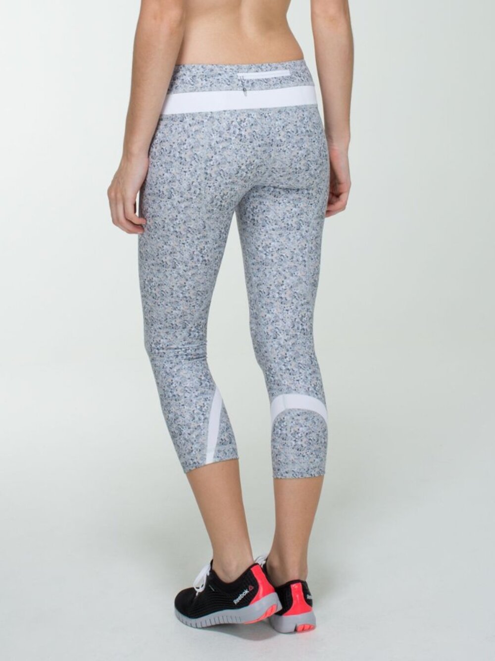 Lululemon Run: Inspire Crop II Silver White Capri leggings Sz 2